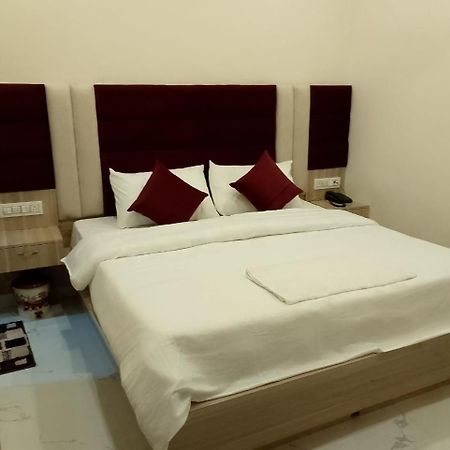 Hotel Lr Delite Inn Mathura Bagian luar foto