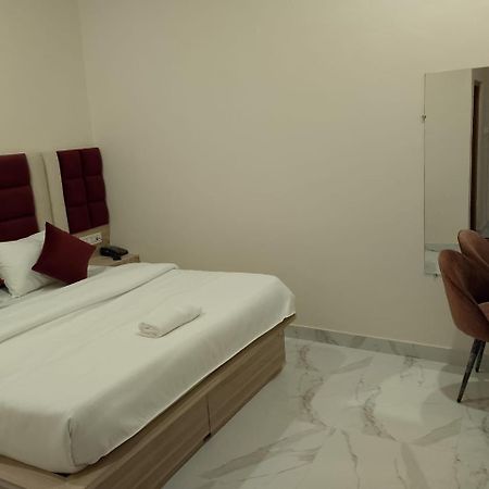 Hotel Lr Delite Inn Mathura Bagian luar foto
