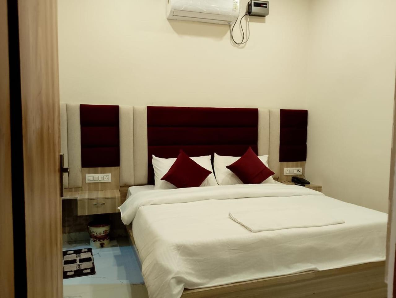 Hotel Lr Delite Inn Mathura Bagian luar foto