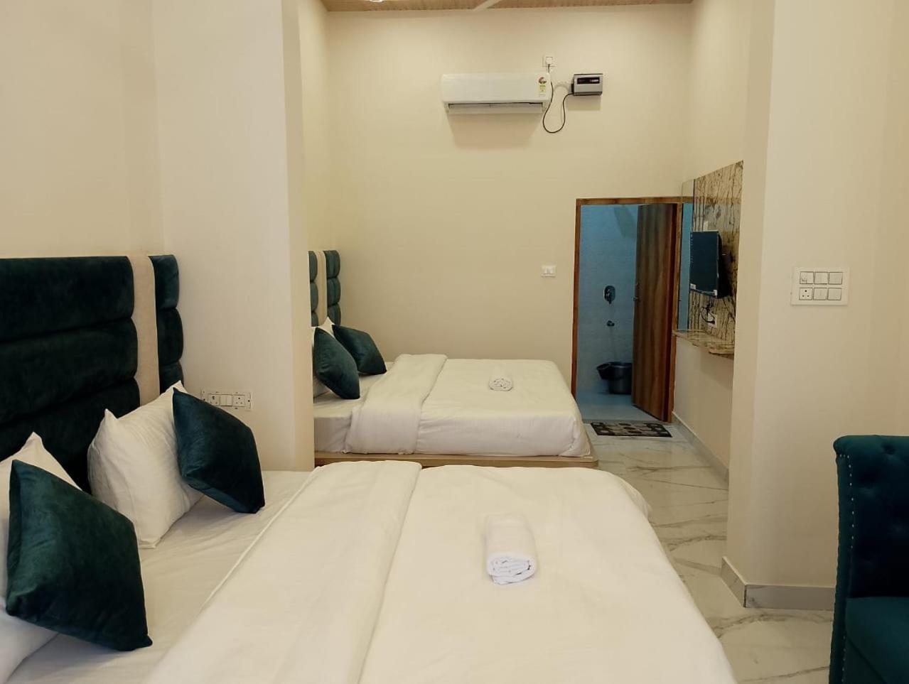 Hotel Lr Delite Inn Mathura Bagian luar foto