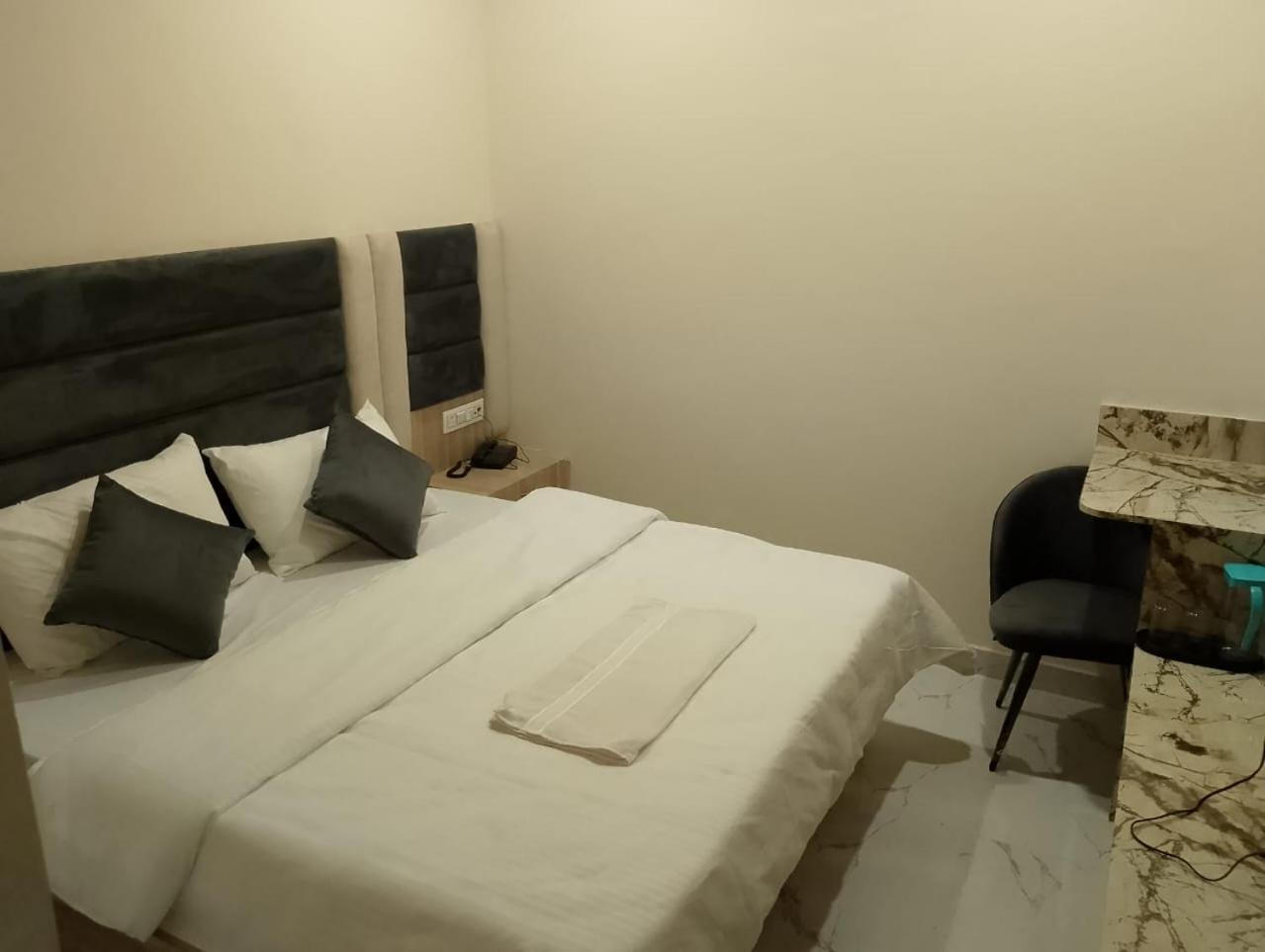 Hotel Lr Delite Inn Mathura Bagian luar foto