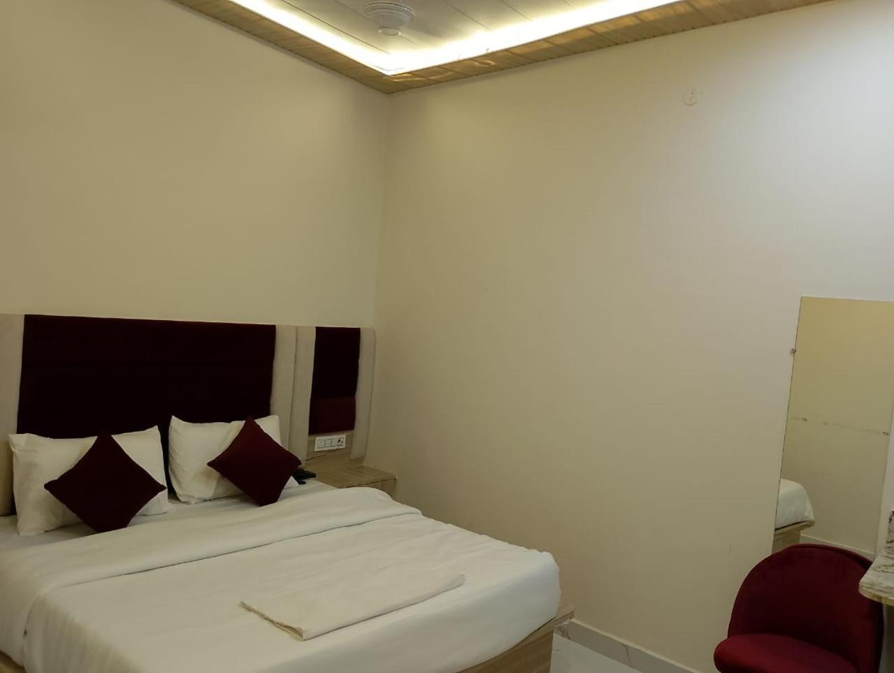 Hotel Lr Delite Inn Mathura Bagian luar foto