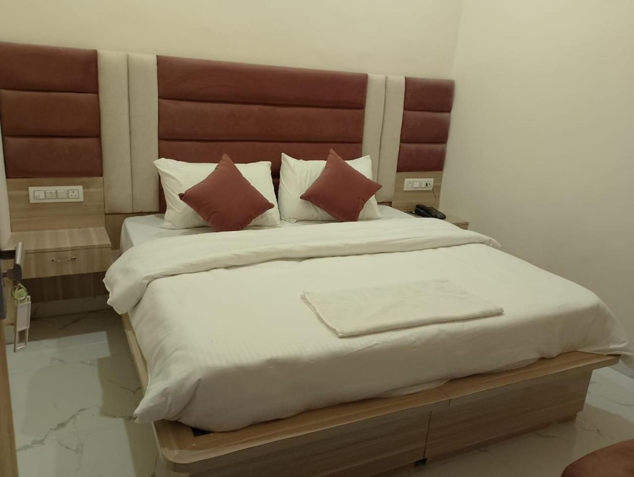Hotel Lr Delite Inn Mathura Bagian luar foto