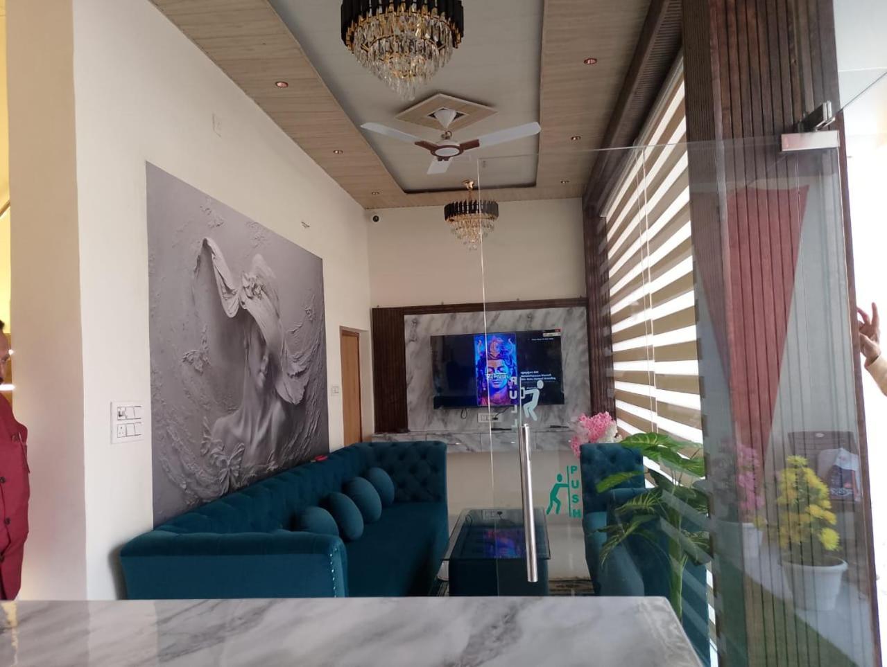 Hotel Lr Delite Inn Mathura Bagian luar foto