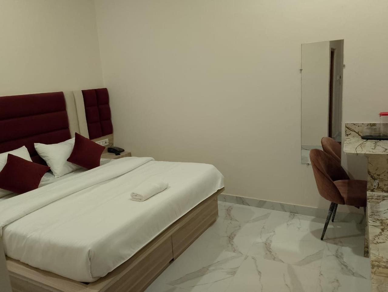 Hotel Lr Delite Inn Mathura Bagian luar foto